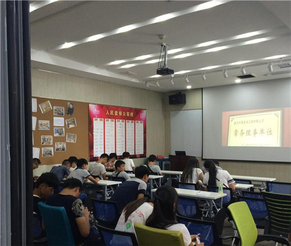 長江職業(yè)技術(shù)學院組織應屆新生深入今泰裝飾(圖4) 長江職業(yè)技術(shù)學院組織應屆新生深入今泰裝飾(圖4)