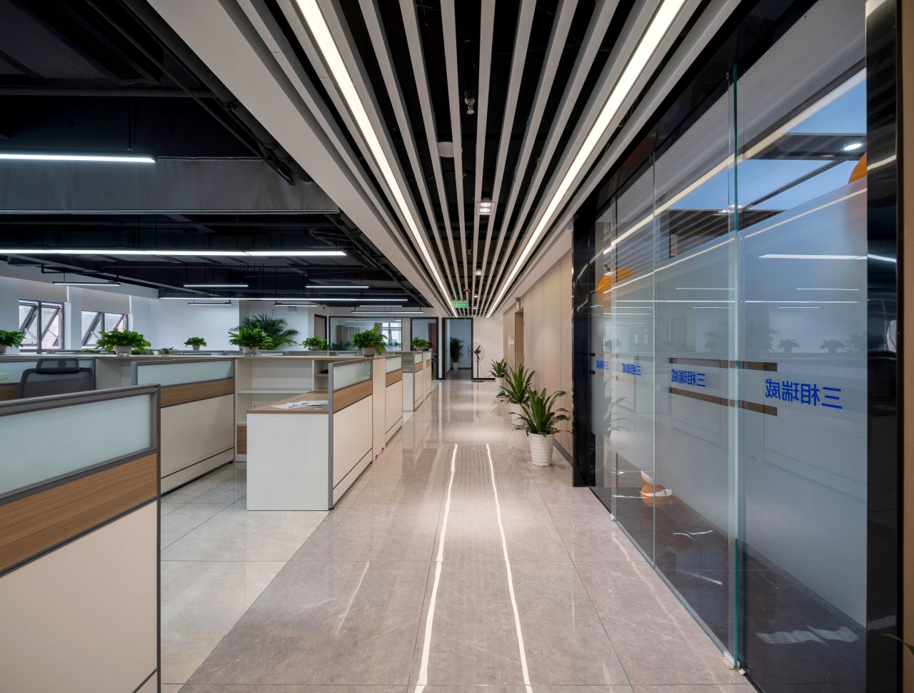 【完工案例】三相電力8000+㎡辦公室裝修項目圓滿交付并投入使用(圖24) 【完工案例】三相電力8000+㎡辦公室裝修項目圓滿交付并投入使用(圖24)